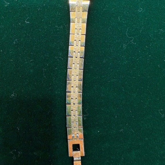 Bulova Quartz Womens Gold Tone Watch Black Dial Bracelet Elegant Untested READ - Picture 4 of 9